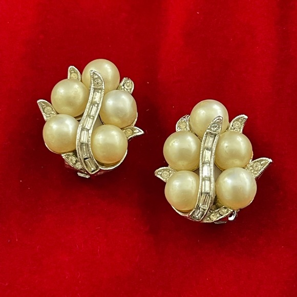 1950s imitation pearl & baguette crystal diamond silver tone clip on earrings - Picture 2 of 7